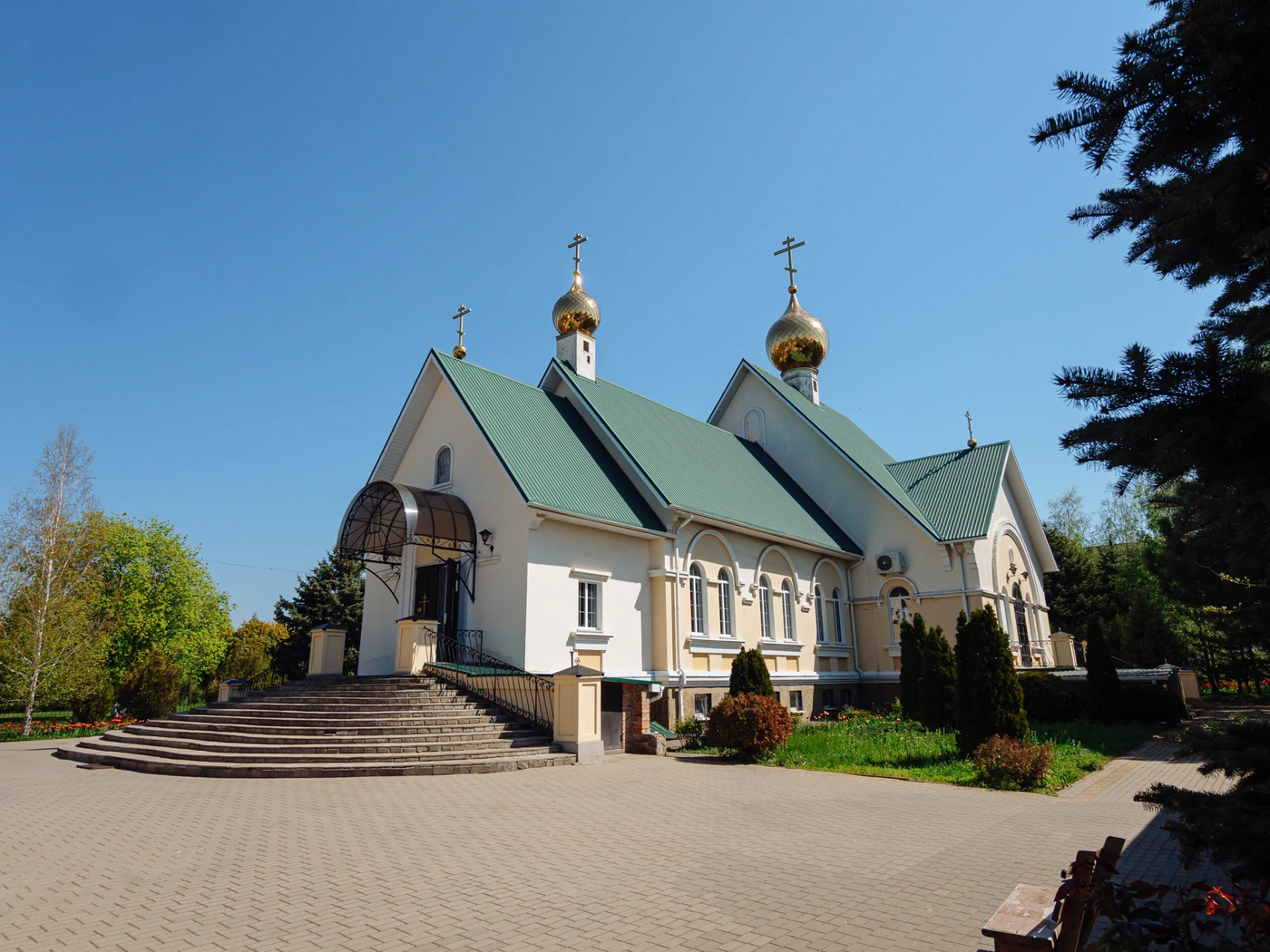 Кирилло-Мефодиевский храм в посёлке Рассвет: белые стены, зелёная крыша и золотые купола
